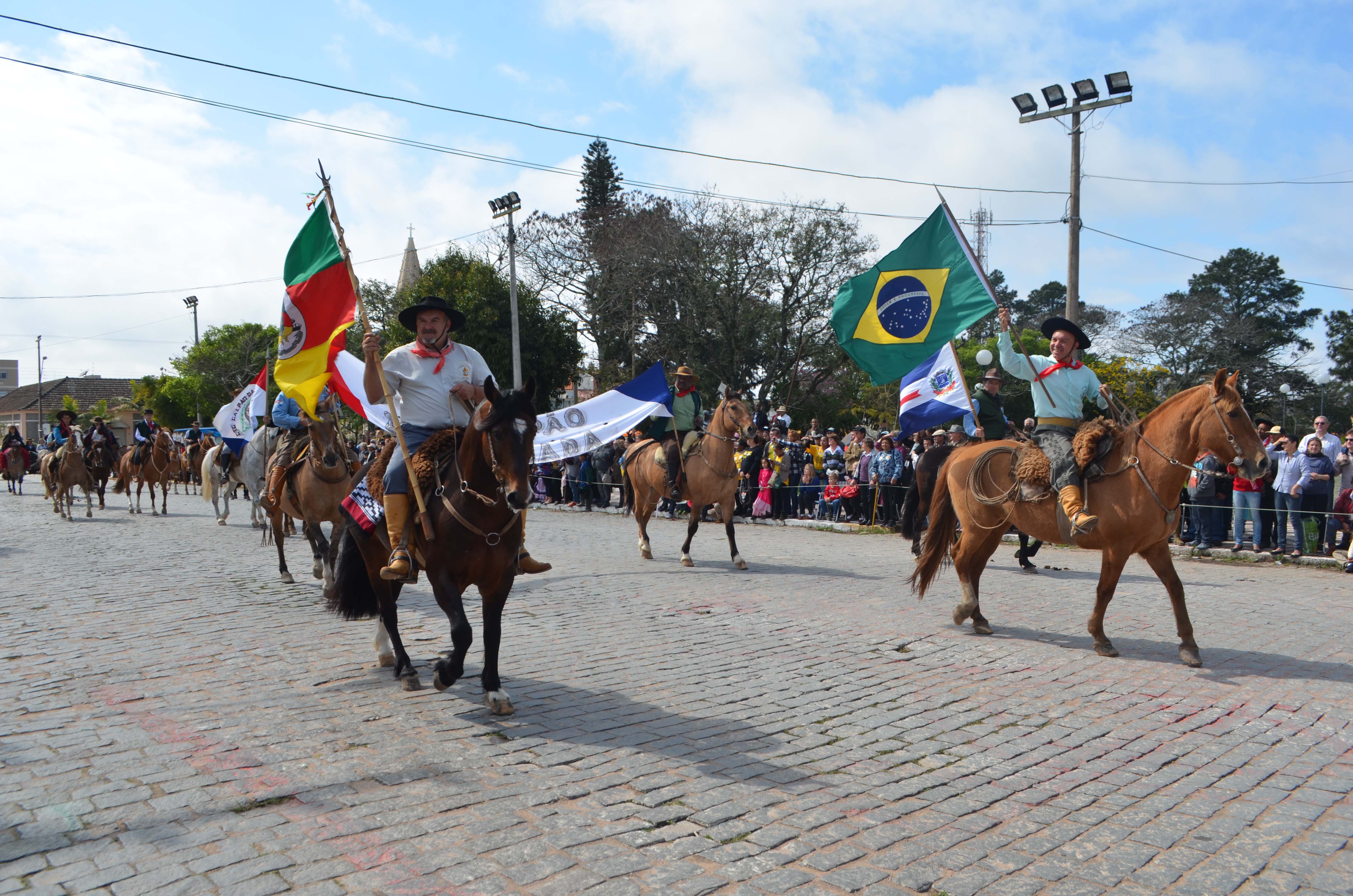 DESFILE 20 DE SETEMBRO.jpg
